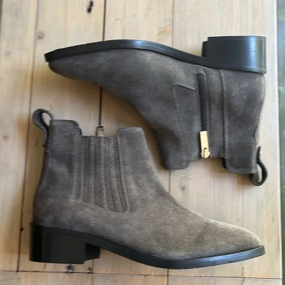 🆕 Aquatalia Oribella Graphite Suede Chelsea Weatherproof Boots Booties 8.5