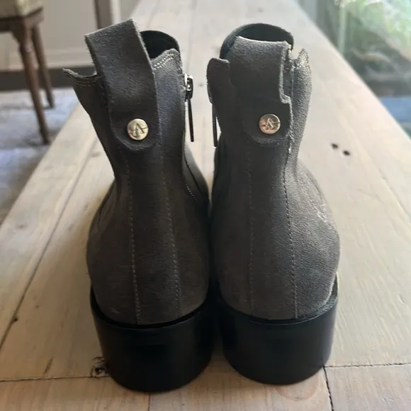 🆕 Aquatalia Oribella Graphite Suede Chelsea Weatherproof Boots Booties 8.5