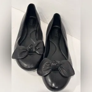 Born black flats with a bow and toe cleavage
