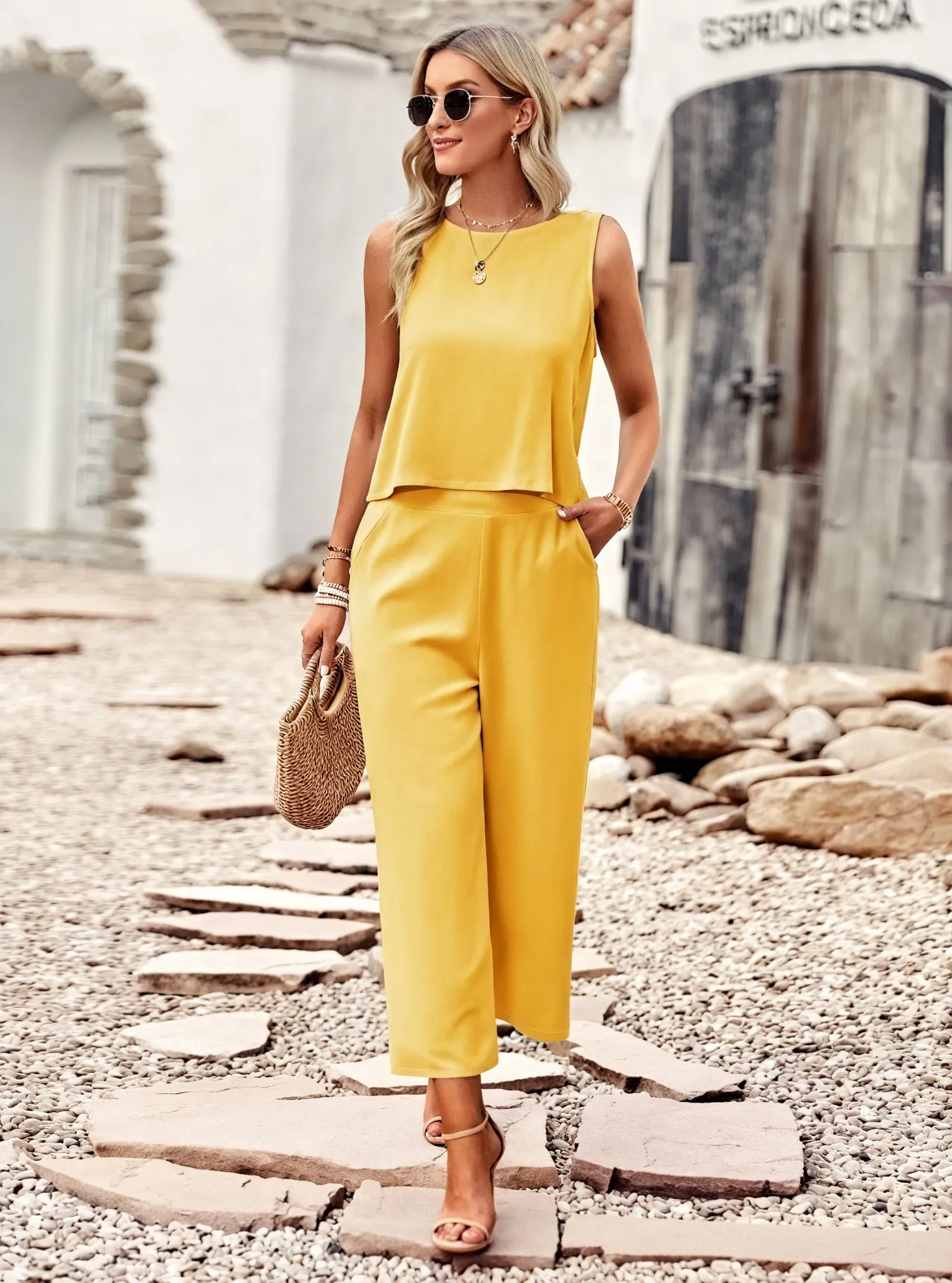 Chic Two-Piece Set: Modern Sleeveless Suit