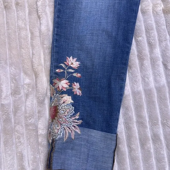 CHICOS SO SLIMMING Floral-Embroidered Girlfriend Cuffed Slim Leg Ankle Jeans 6