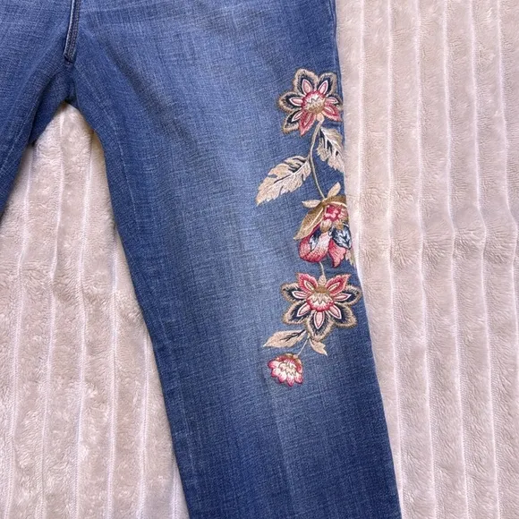 CHICOS SO SLIMMING Floral-Embroidered Girlfriend Cuffed Slim Leg Ankle Jeans 6