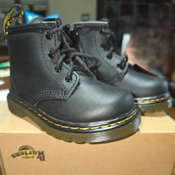 Dr. Martens Kids' Softy T Leather Lace-Up Combat Boots Size 6 NEW
