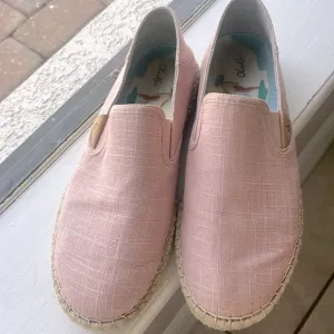 EUC OluKaui Kaula Pa’a Kapa rose sea salt slip on espadrilles size 8