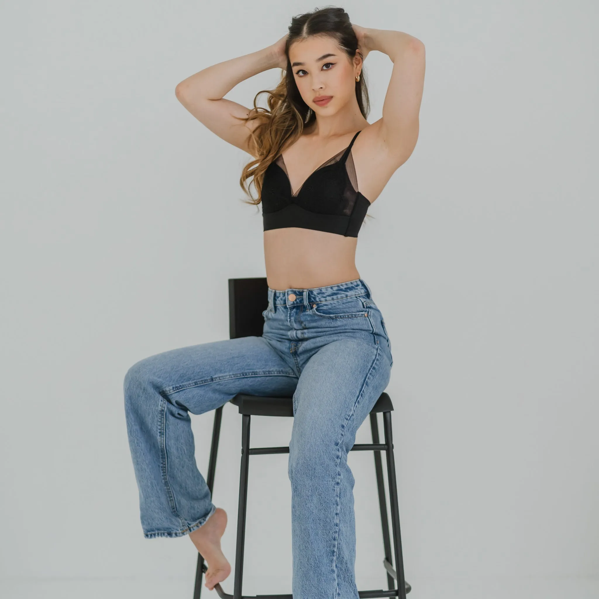 Feathery-Light Lace Mesh! Seamless Lightly-Lined Wireless Bra in Black