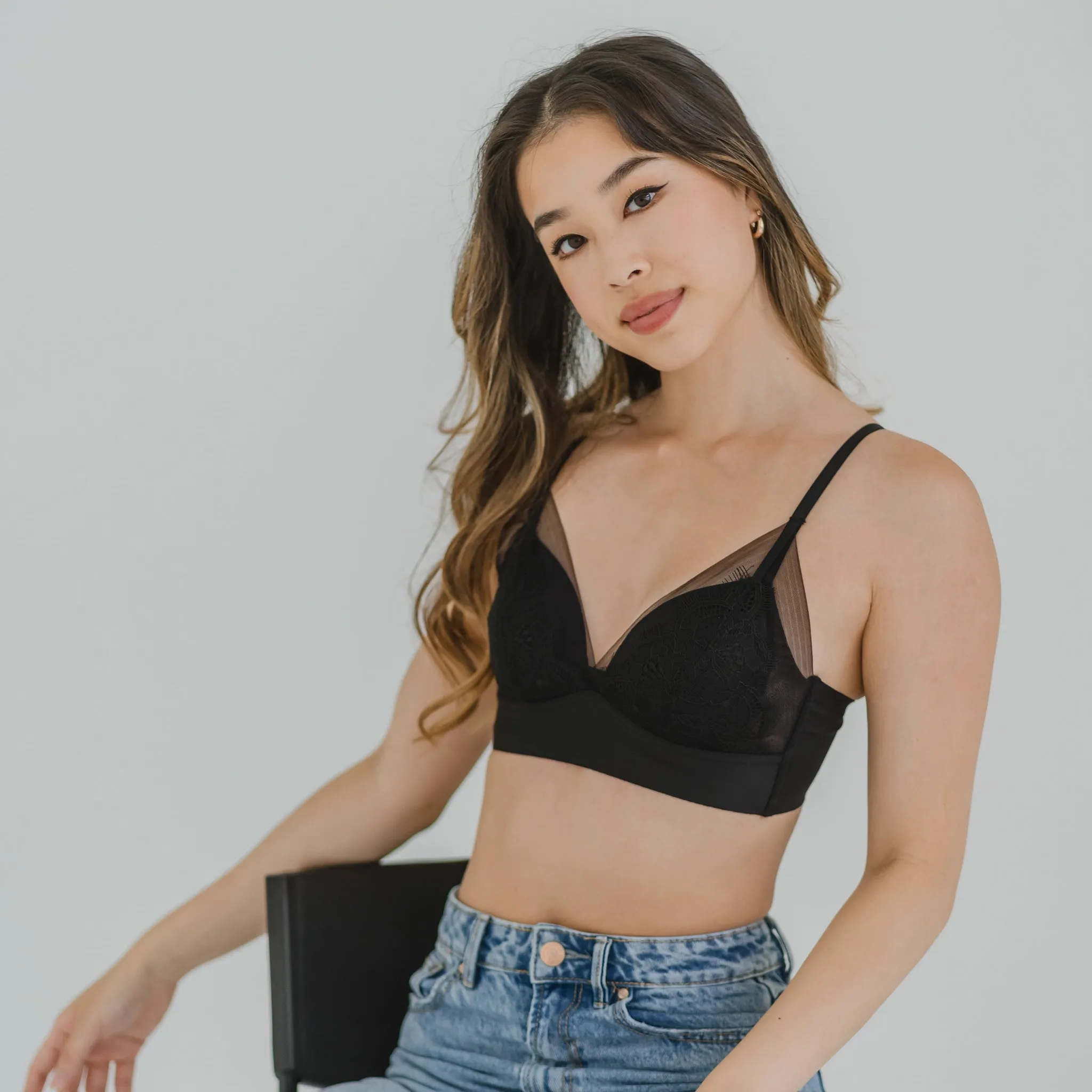 Feathery-Light Lace Mesh! Seamless Lightly-Lined Wireless Bra in Black