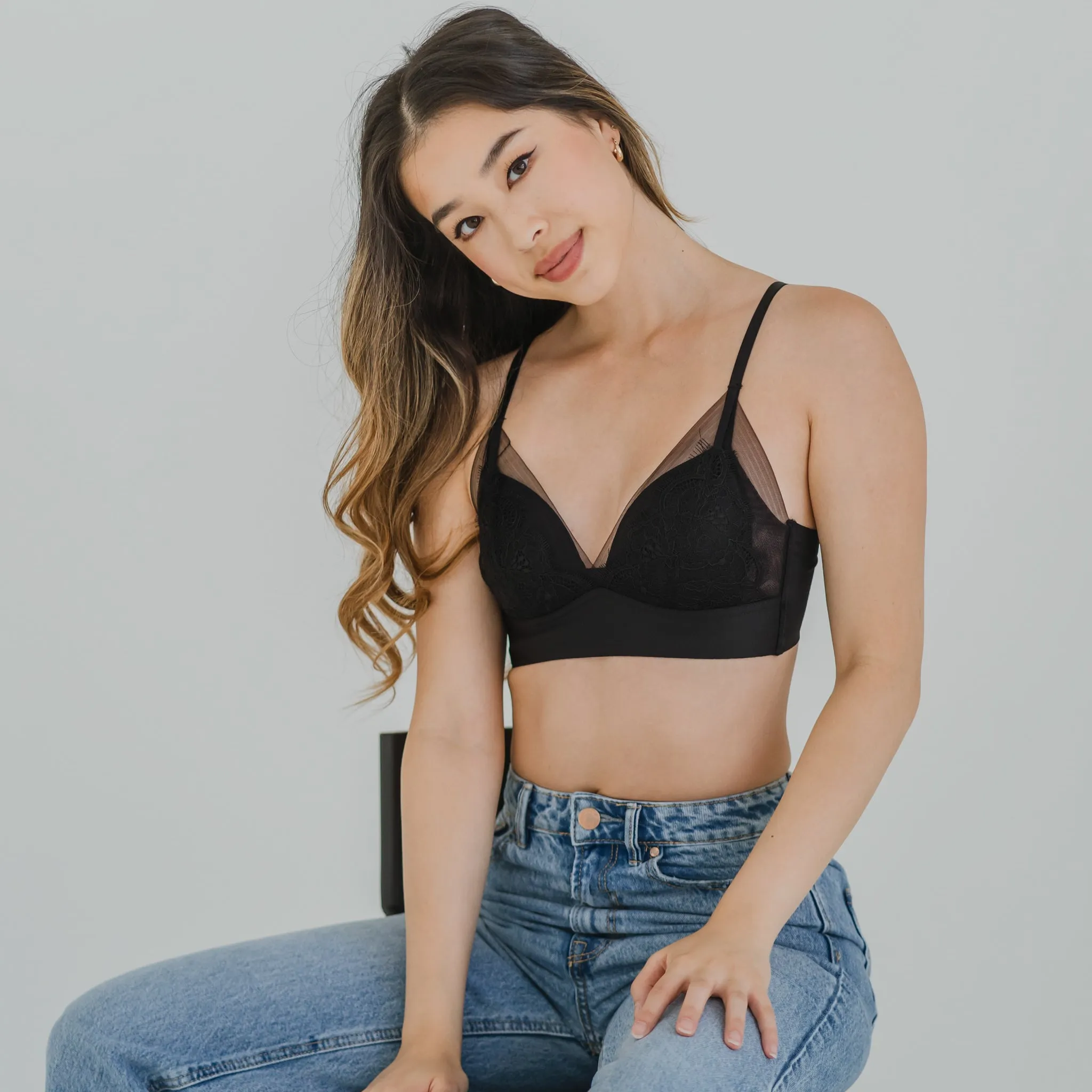 Feathery-Light Lace Mesh! Seamless Lightly-Lined Wireless Bra in Black
