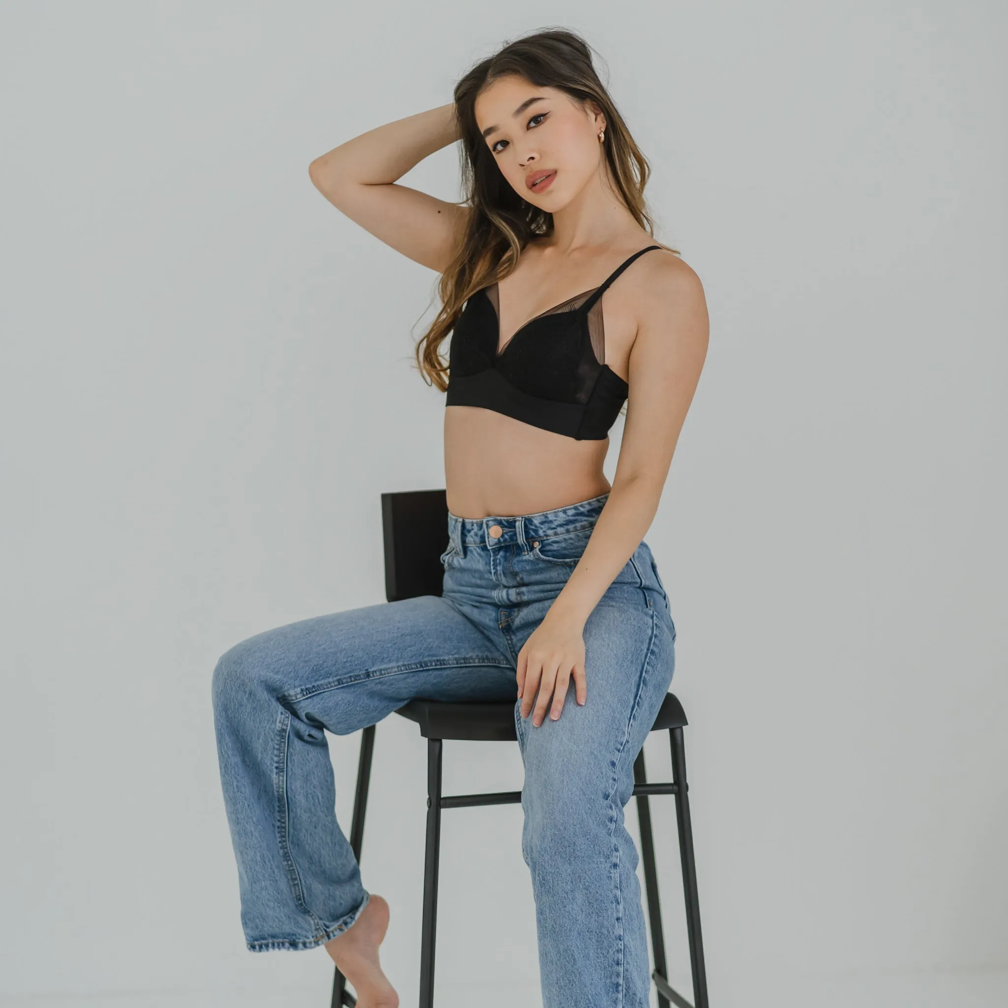 Feathery-Light Lace Mesh! Seamless Lightly-Lined Wireless Bra in Black