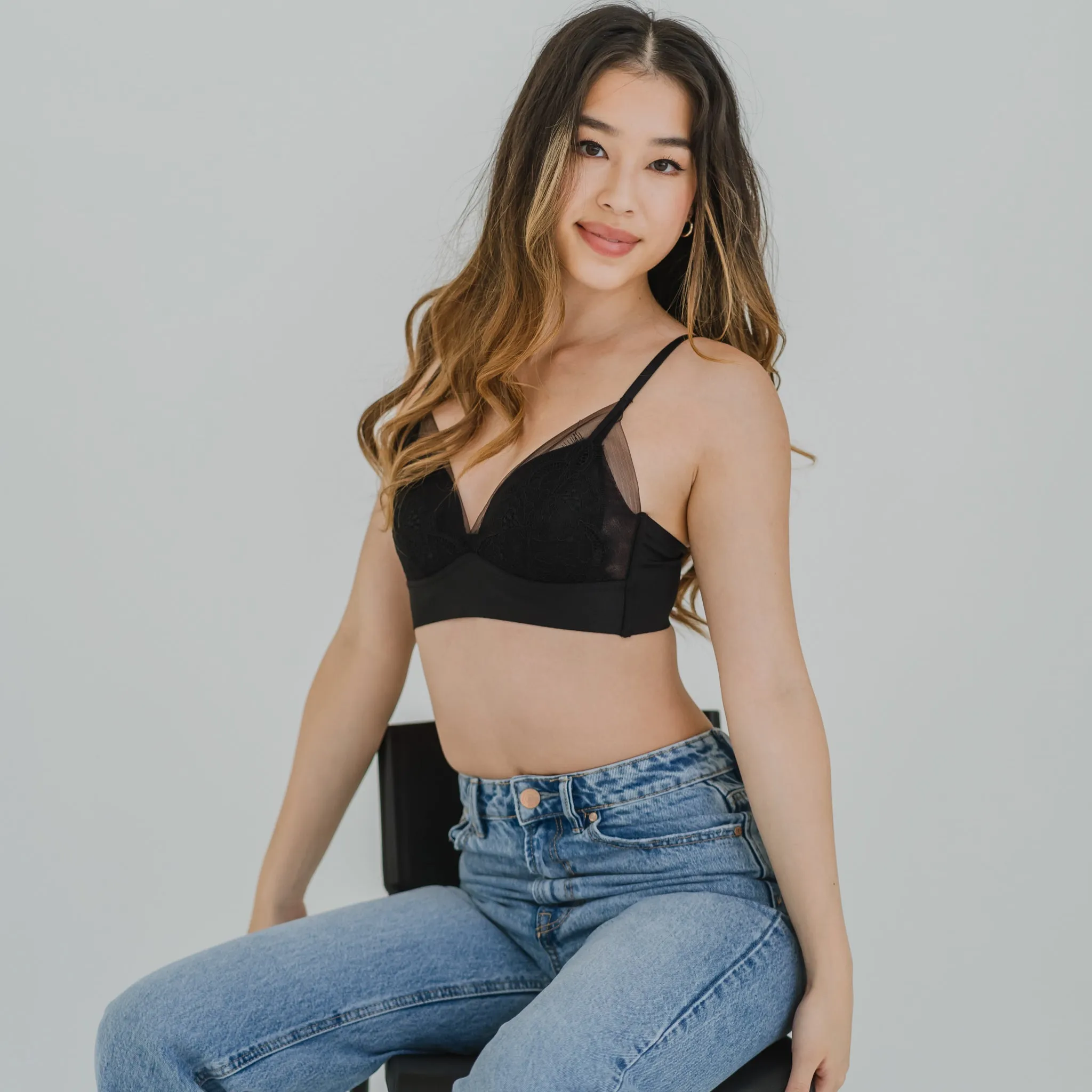 Feathery-Light Lace Mesh! Seamless Lightly-Lined Wireless Bra in Black