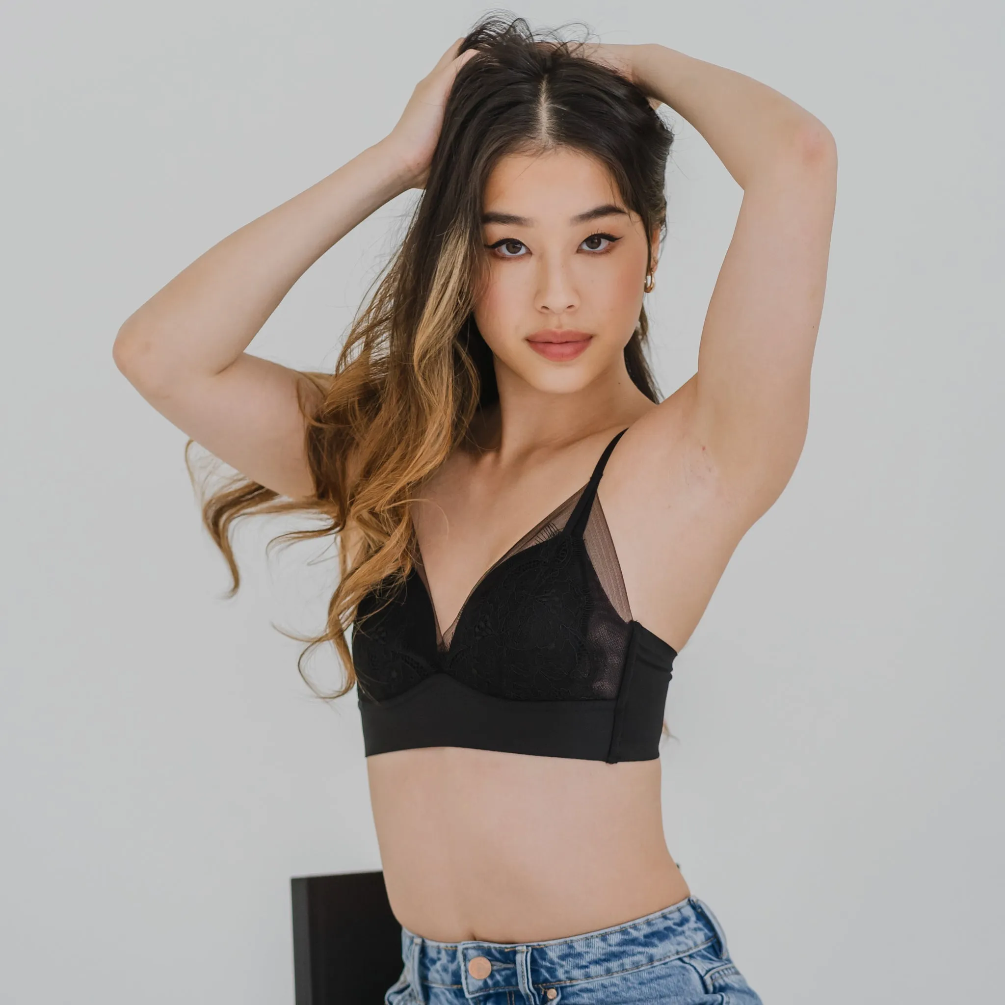 Feathery-Light Lace Mesh! Seamless Lightly-Lined Wireless Bra in Black