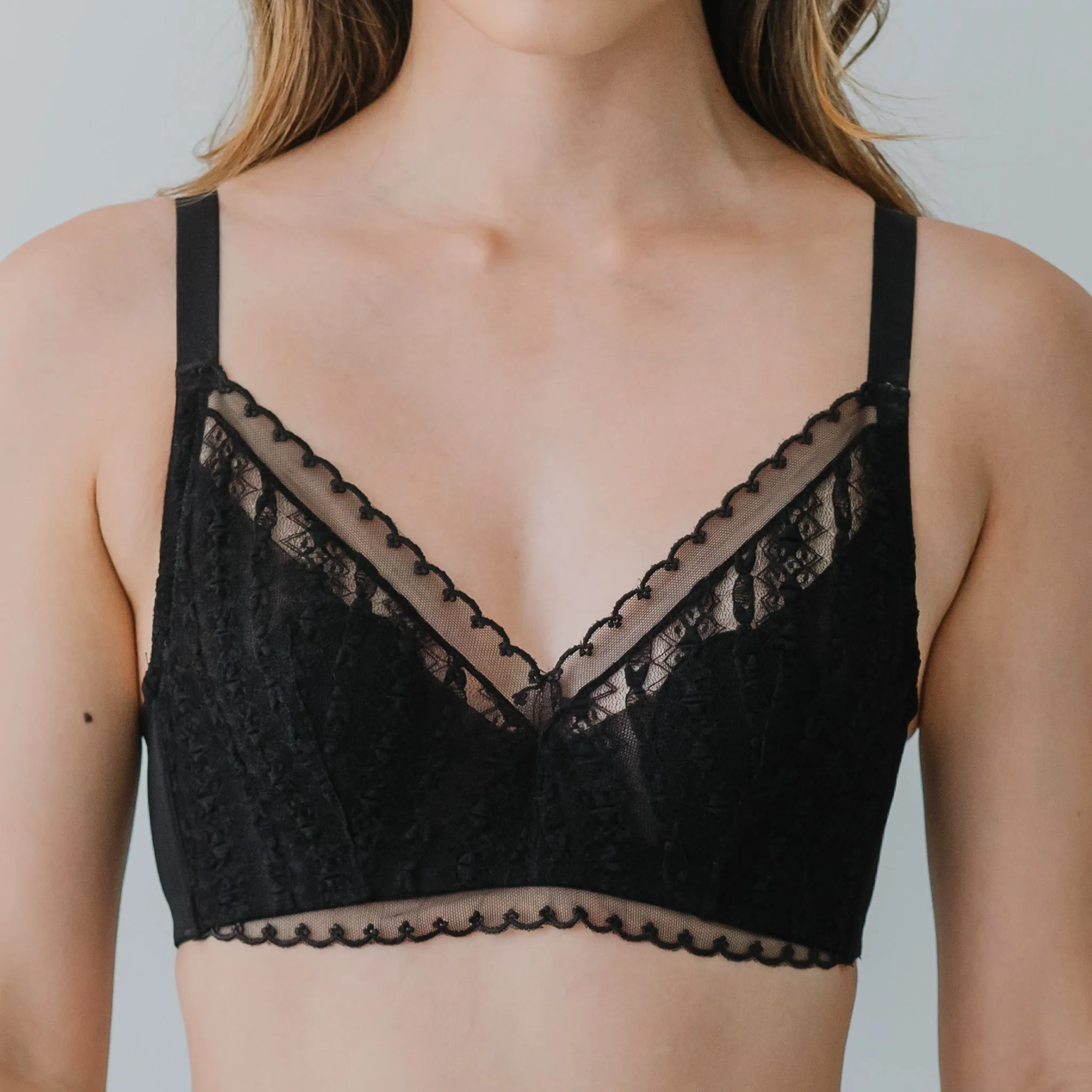 Feathery-Light Lace Mesh! Unlined Bra in Black