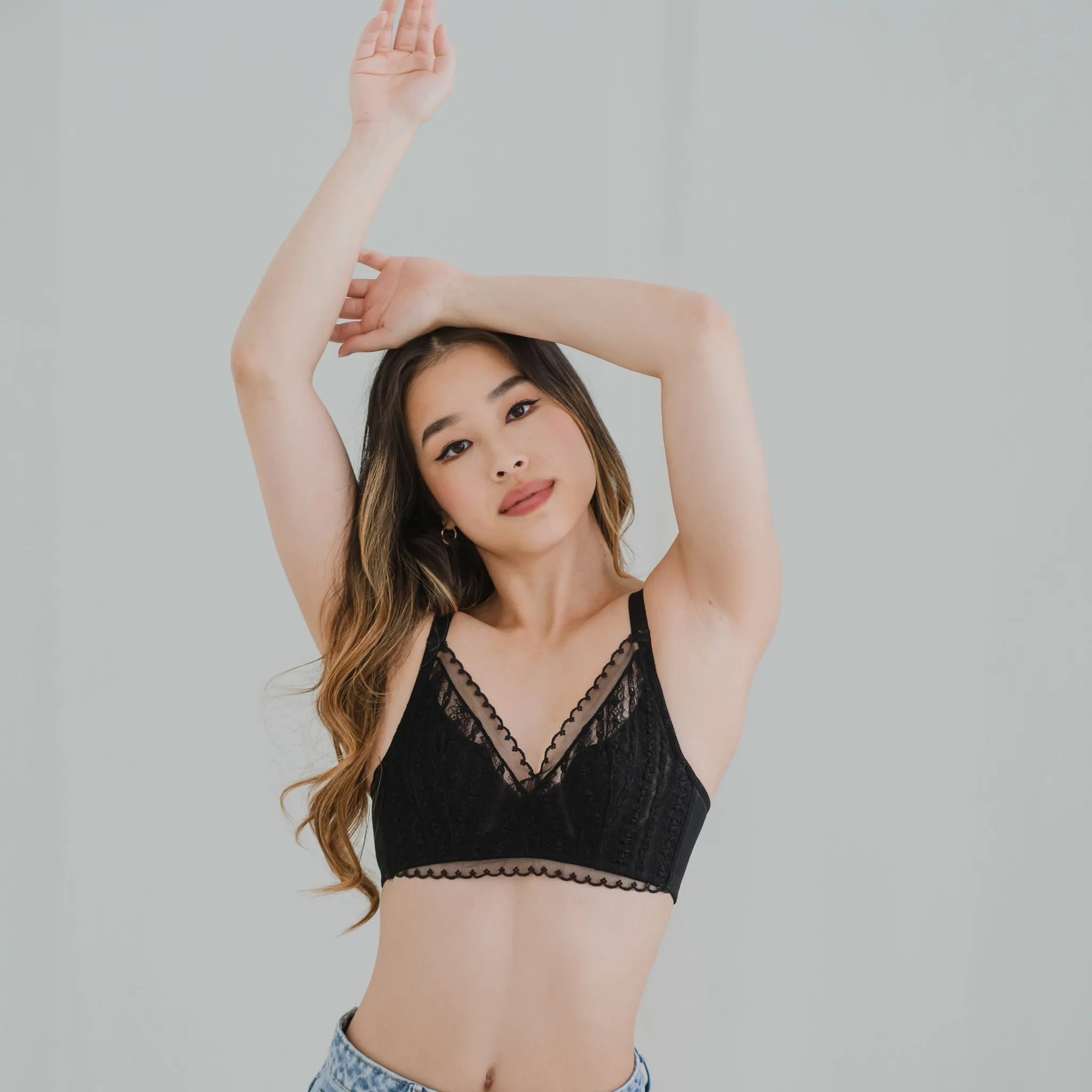 Feathery-Light Lace Mesh! Unlined Bra in Black
