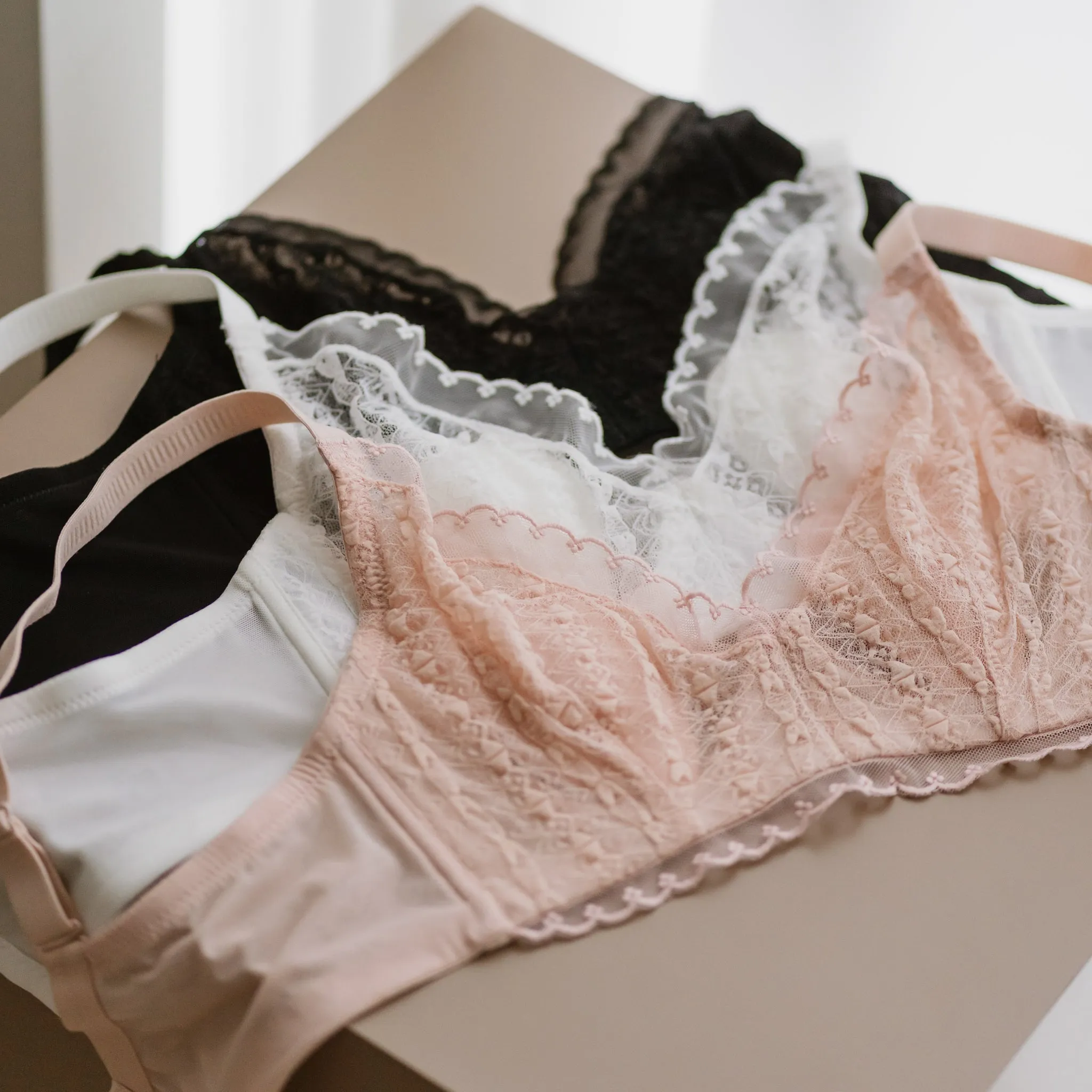 Feathery-Light Lace Mesh! Unlined Bra in Black
