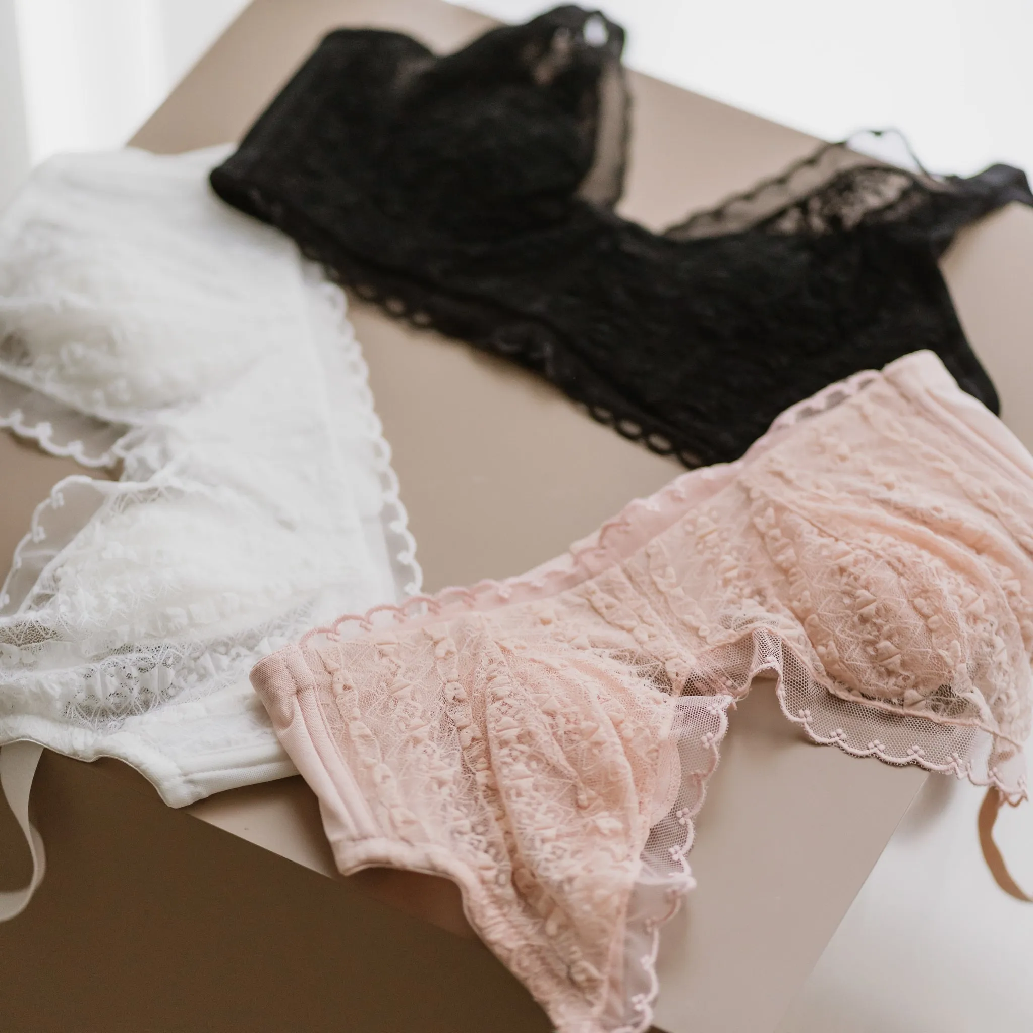 Feathery-Light Lace Mesh! Unlined Bra in Black