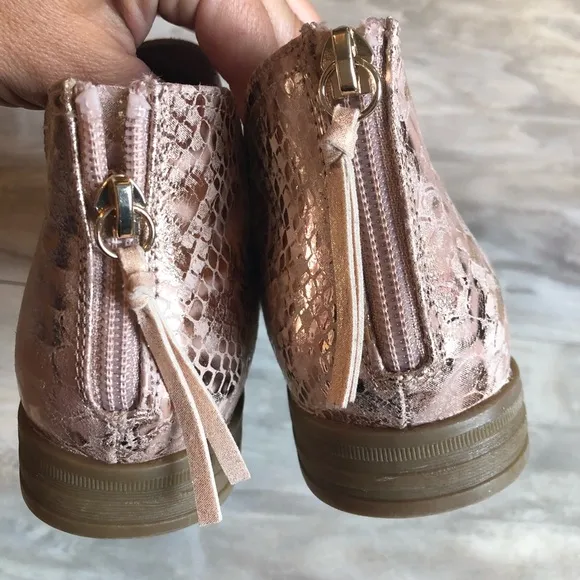 Kenneth Cole Reaction Wild Edna Rose gold 4