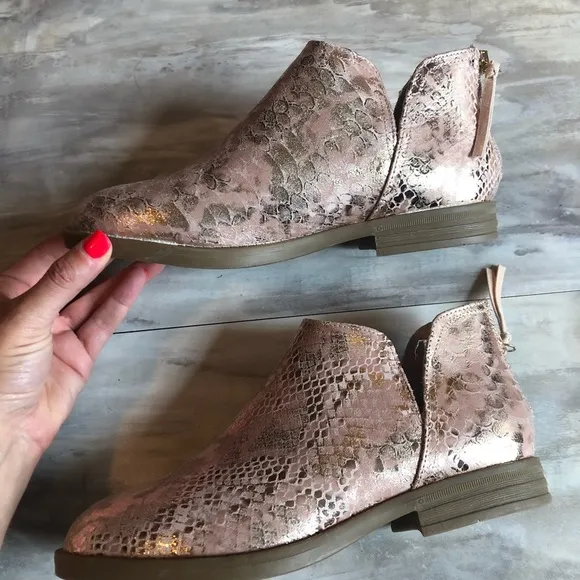 Kenneth Cole Reaction Wild Edna Rose gold 4