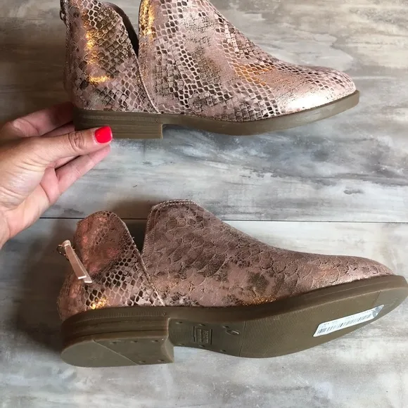 Kenneth Cole Reaction Wild Edna Rose gold 4