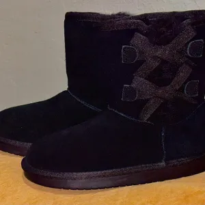 Kookaburra Black Suede Boots. Girls Sz. (1) New in box