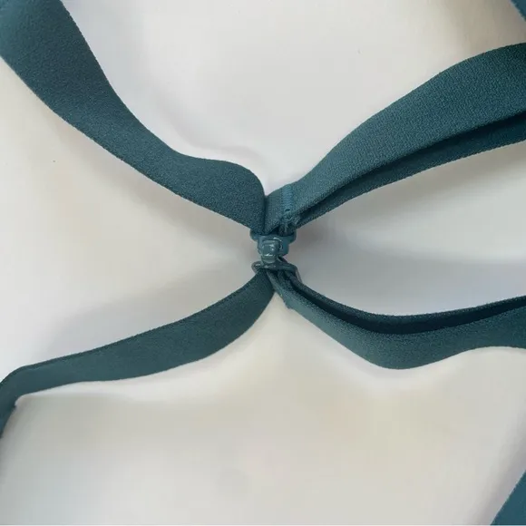 LULULEMON Fine Form Bra in Bermuda Teal Size 34DD Yoga Running Sport Seamless