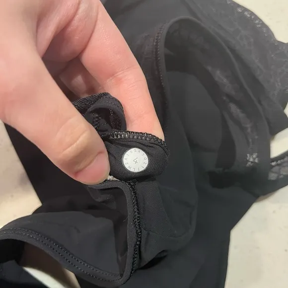 Lululemon Twist &amp; Train Bra in Black Size 4
