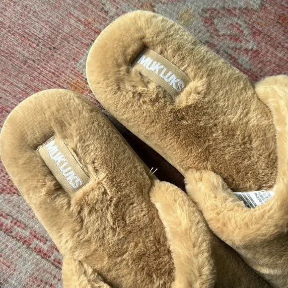 Muk Luks platform fuzzy fur slippers women’s size 9-10 NWT