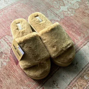 Muk Luks platform fuzzy fur slippers women’s size 9-10 NWT