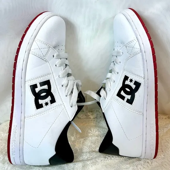 New DC Kids Boys White Sneakers Athletic Shoes / Sz 4.5