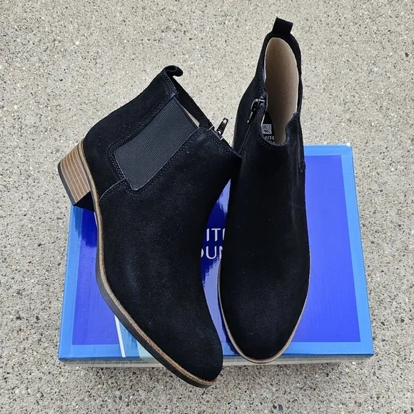 New white mountain suede boots women's 9