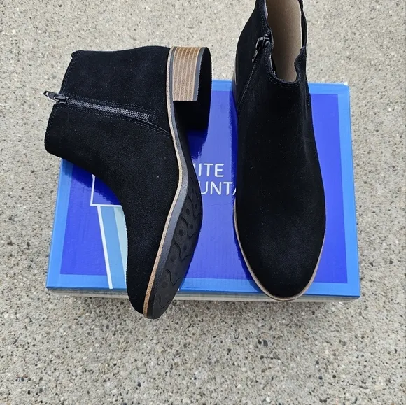 New white mountain suede boots women's 9