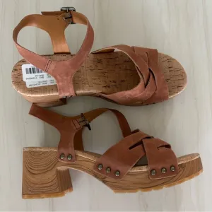 New with tags KORK-EASE Tia Leather Chunky Heel Sandal Shoes