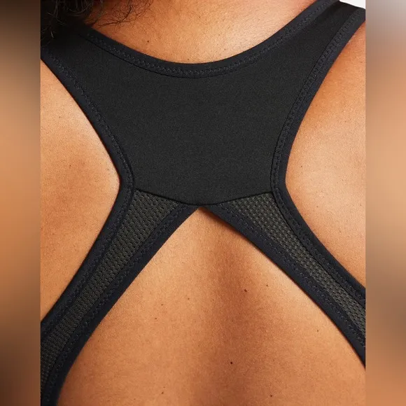 NIKE Swoosh High-Support Non-Padded Adjustable Sports Bra