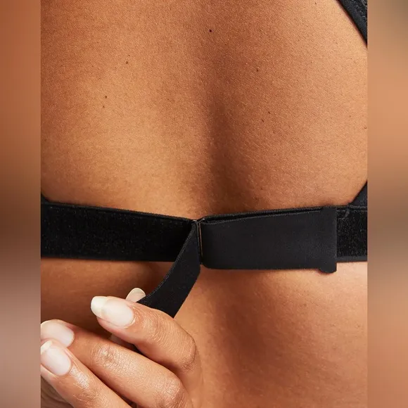 NIKE Swoosh High-Support Non-Padded Adjustable Sports Bra