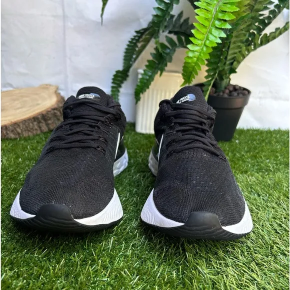 Nike🔴React Infinity Running shoe womens size 11black and white gently used