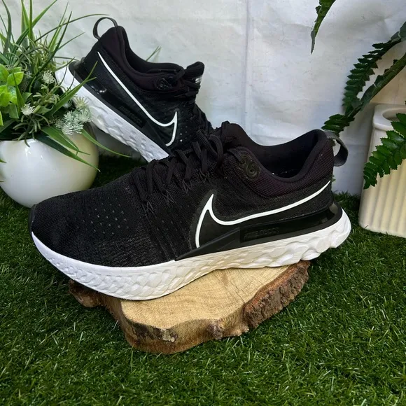 Nike🔴React Infinity Running shoe womens size 11black and white gently used