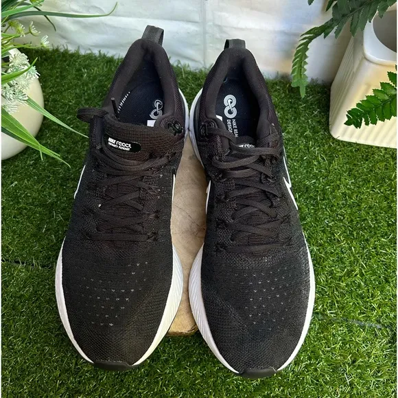 Nike🔴React Infinity Running shoe womens size 11black and white gently used