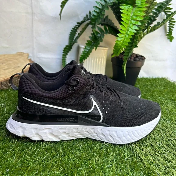 Nike🔴React Infinity Running shoe womens size 11black and white gently used