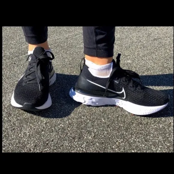 Nike🔴React Infinity Running shoe womens size 11black and white gently used