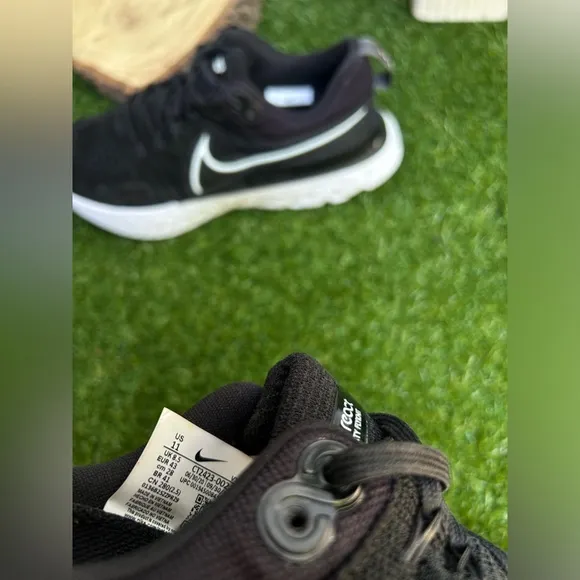Nike🔴React Infinity Running shoe womens size 11black and white gently used