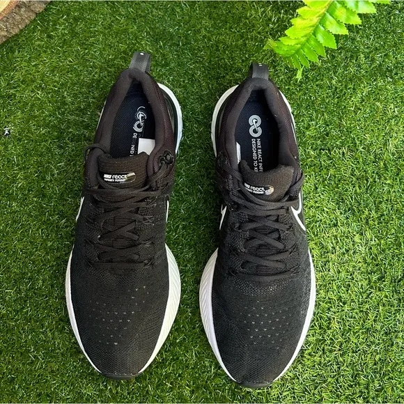 Nike🔴React Infinity Running shoe womens size 11black and white gently used