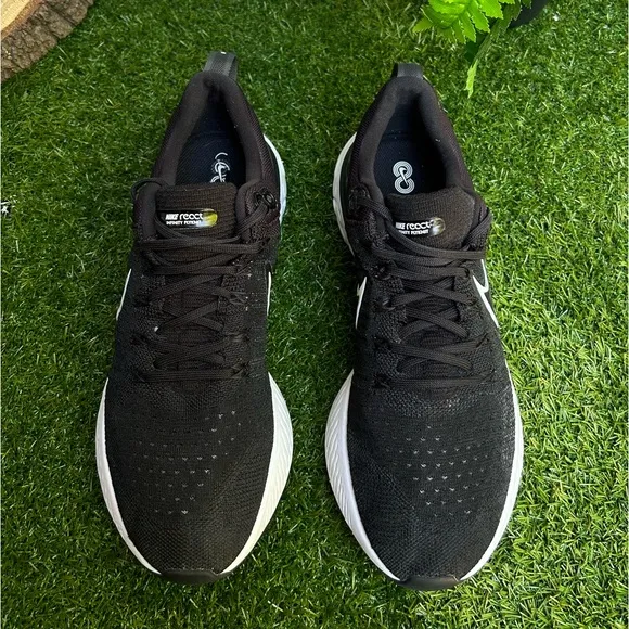 Nike🔴React Infinity Running shoe womens size 11black and white gently used