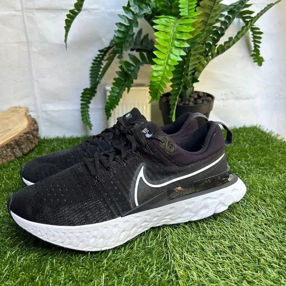 Nike🔴React Infinity Running shoe womens size 11black and white gently used