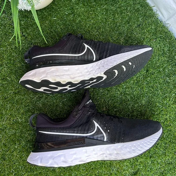 Nike🔴React Infinity Running shoe womens size 11black and white gently used