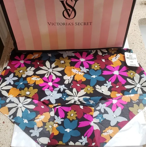 NWT VICTORIA'S SECRET FLORAL DESIGN BRA &amp; PANTY SET