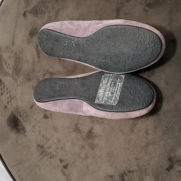 Pretty light purple UGG flats 💜
