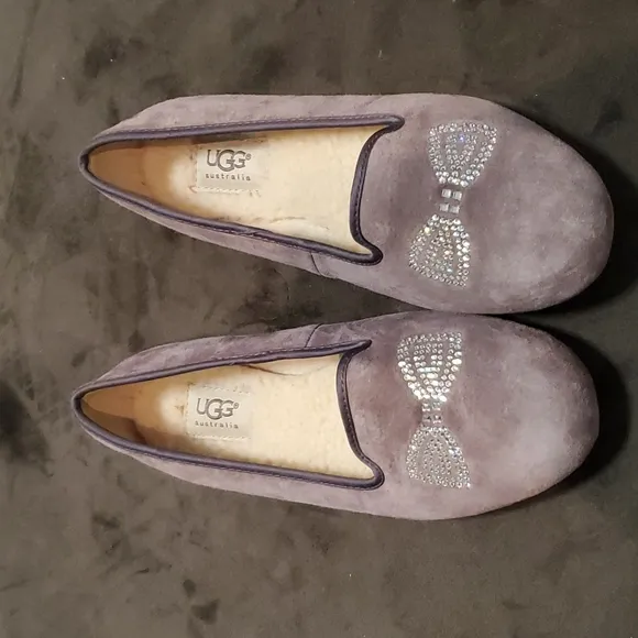 Pretty light purple UGG flats 💜