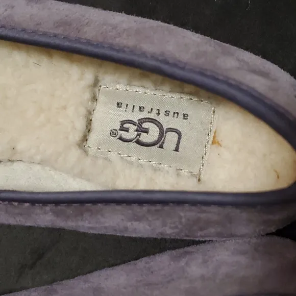 Pretty light purple UGG flats 💜