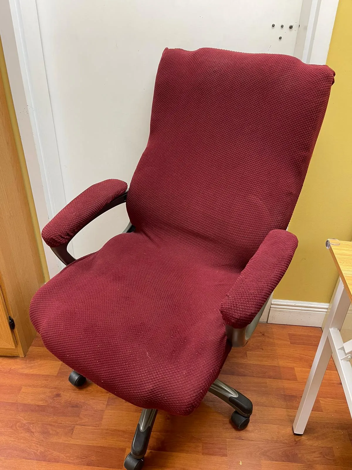 Red Office Chair used - Silla roja  de oficina usada