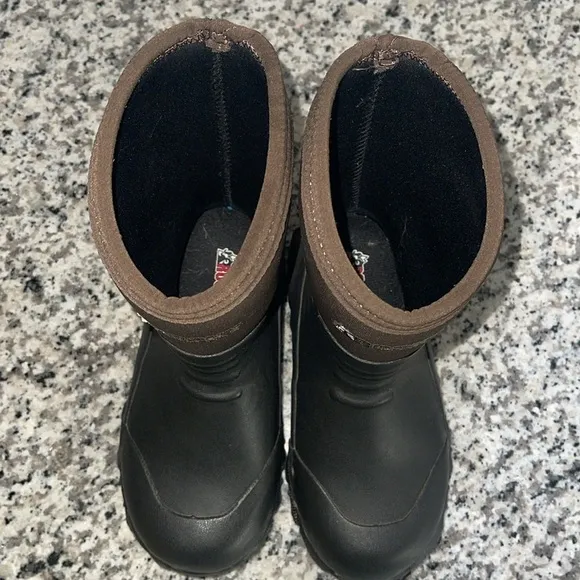 Rocky Kids' Core 9” Rubber Outdoor Boot Black and Brown Sz 1 Boy Waterproof