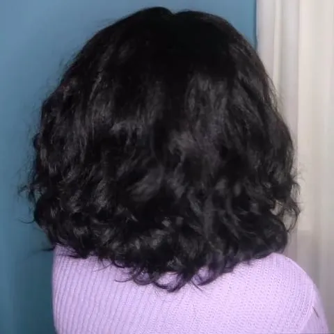 Romantic black shoulder roll wig