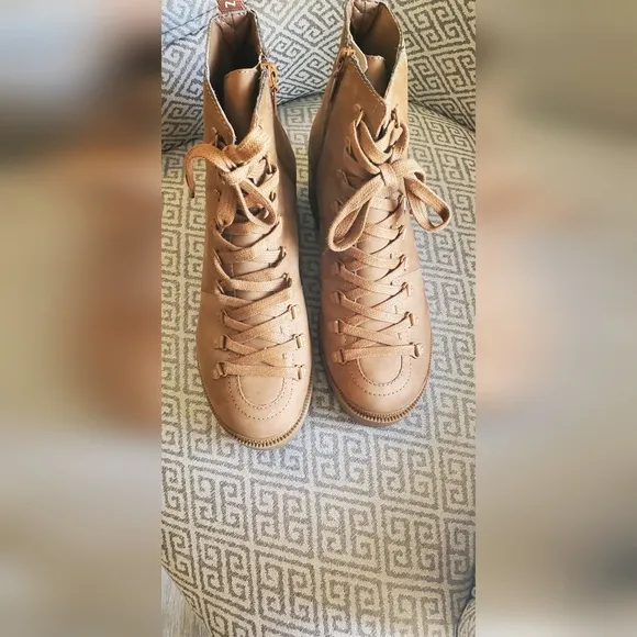 SCHUTZ Xayane women Tan suede lace up bootie size 8 B